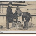 photo d'un nettoyeur de chaussure, appelé décrotteur, pour illustrer l'article PCPL dédié aux metiers d'autrefois