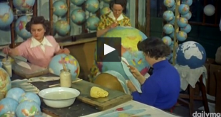 screenshot de la video montrant la fabrication des globes terrestres en 1955