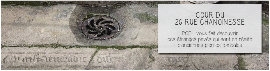 écriture gothique gravée dans les pavés de la cour du 26 rue chaninesse à paris pour illustrer l'article par ci par là PCPL dédié au secret de ces pavés