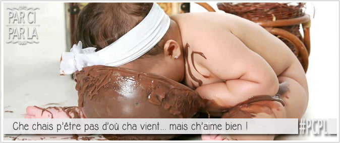 petite fille dévorant un gros oeuf en chocolat pour illustrer l'article PCPL dédié à l'origine de Paques et ses traditions